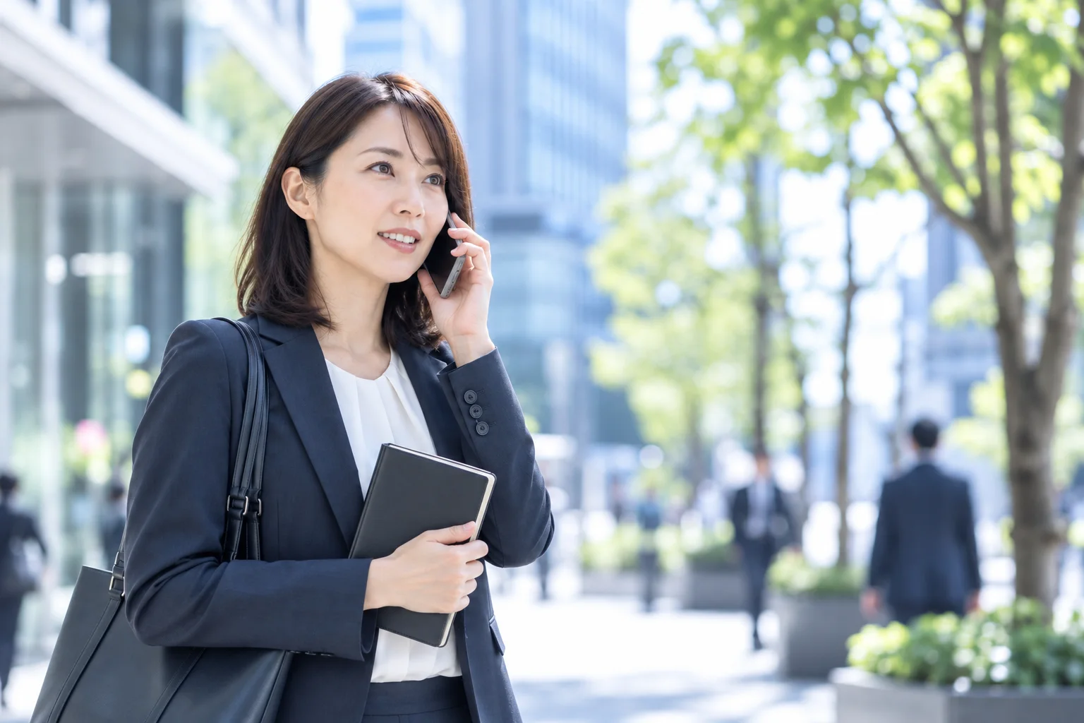 社用携帯で通話する営業担当